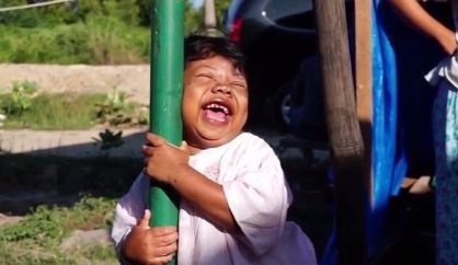 بالفيديو - شاهدوا صورة هذه الطفلة.. لن تصدقوا عمرها الحقيقي!!