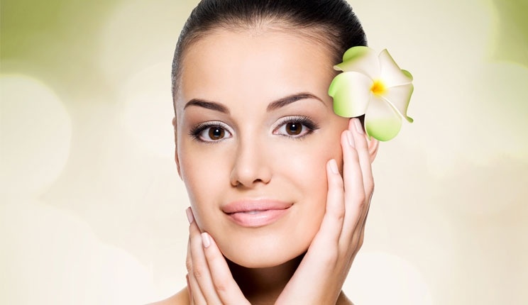 استعيني بالطين لتنظيف بشرتك من الشوائب والسموم