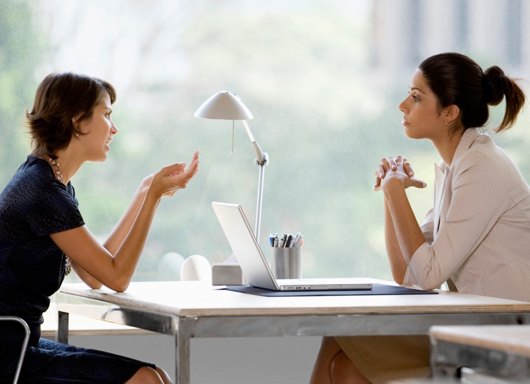 3 إشارات أكيدة تكشف إذا كان مَن يتحدث إليكم يحبّكم أم لا.. راقبوا حركاته جيداً