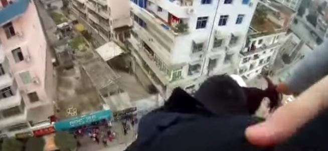 بالفيديو - أنقذ زوجته من الموت بطريقة غريبة.. ما حصل لا يصدق!