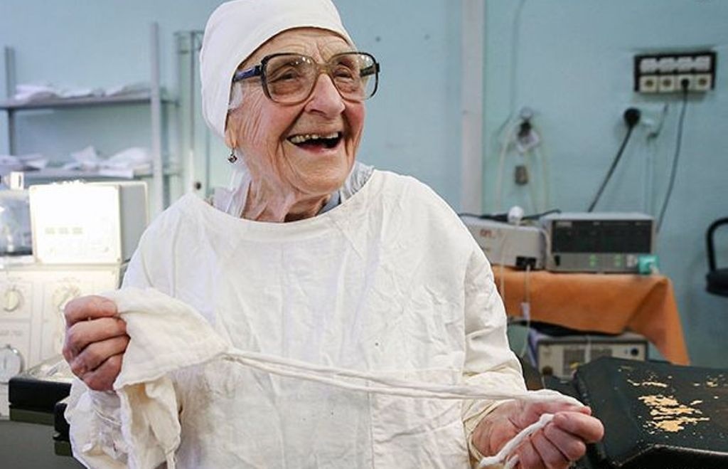 طبيبة روسية تجري عمليات جراحية في الـ89 من عمرها... إليكم سرّ حيويتها ونشاطها