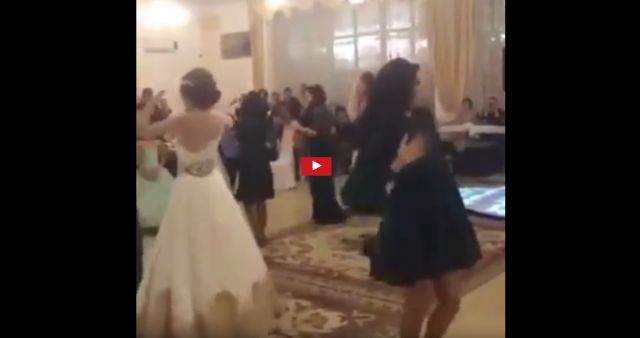 بالفيديو - صديقة العروس تشعل مواقع التواصل برقصها