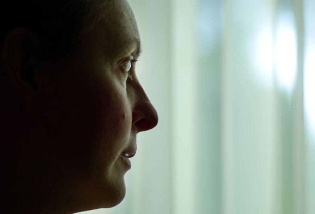 إجبار امرأة فقدت شعرها بسبب السرطان على نزع قبعتها... وما فعلته ابنتها مؤثر جداً