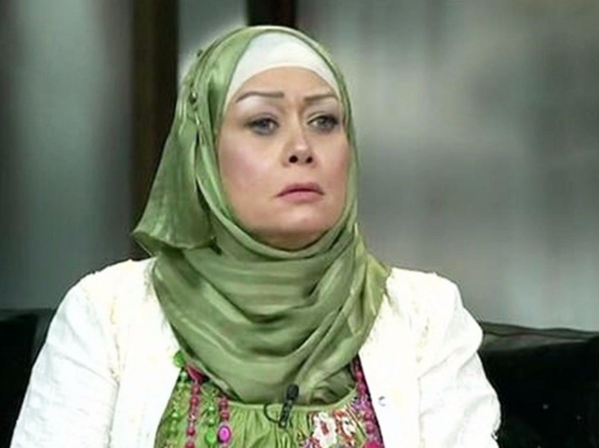 بالصور - خمّنوا من هو الفنّان الشهير والد النجمة هالة فاخر.. شاهدوها معه في طفولتها!