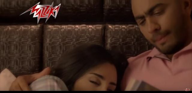 بالفيديو - زوجة نجم لبناني عارضة في كليب قديم لتامر حسني... خمّنوا من هي!