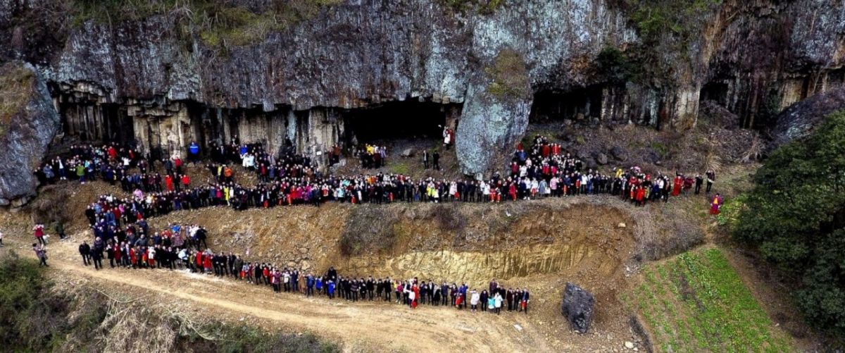 فيديو مدهش-أضخم صورة سيلفي يلتقطها 500 شخص من أسرة واحدة... شاهدوا كيف اجتمعوا!