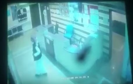 فيديو صادم - شاهدوا مقتل شاب طعناً بعد شجار في أحد مستشفيات السعودية