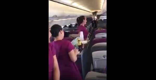 فيديو رائع - طيار يعرض على مضيفة الزواج في الجو.. شاهدوا ماذا حصل؟