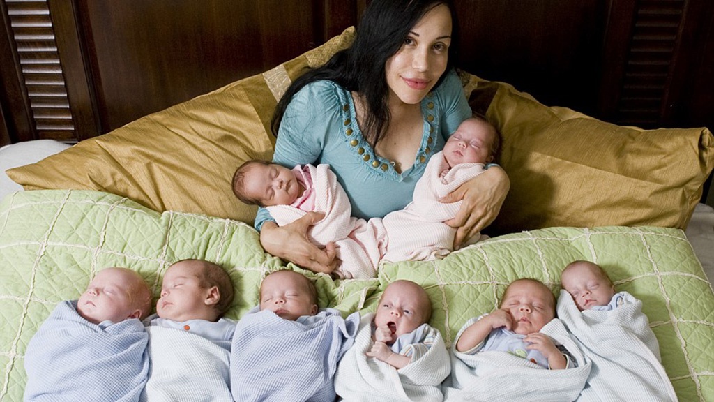 بالصور - هل تذكرون هذه الأم وتوائمها الثمانية.. شاهدوا كيف أصبحوا!!