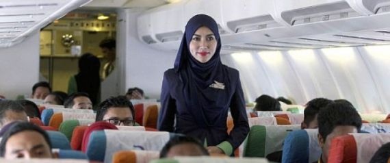 شابة مسلمة تنتزع حقها من شركة طيران عاقبتها بسبب حجابها.. اليكم القصة!