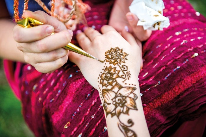 «نقش الحنّاء» تقاليد تحييها الفتيات بطرق عصرية