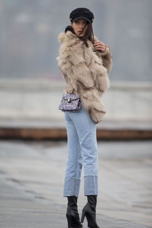 العارضة بيلا حديد سفيرة مجموعة أكسسوارات بلغاري