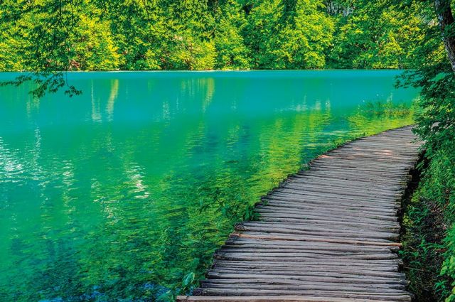 في العالم بحيرات جمالها لغز يصعب حلّه