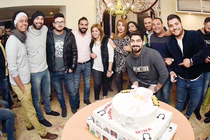 مينا عطا يحتفل بعيد ميلاده مع أصدقائه
