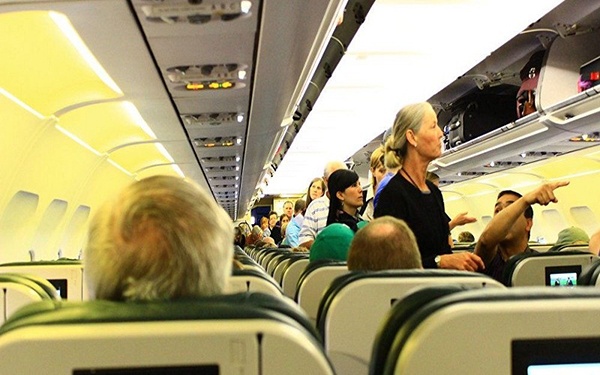 مغربية تضبط زوجها السعودي برفقة عروسته الجديدة على الطائرة.. هذا ما فعلته!