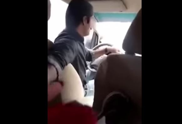 ضجة في السعودية.. فتاة تصور مقطع فيديو لسائق يتحرش بها!