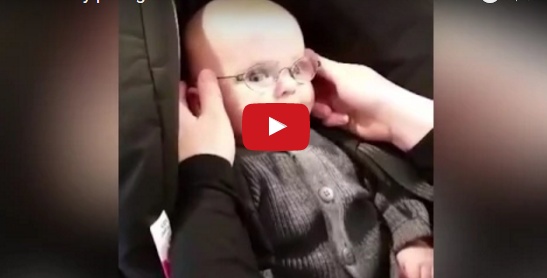 بالفيديو - لقطات مؤثرة لطفل يرى امه للمرة الأولى بعد حصوله على نظارات طبية