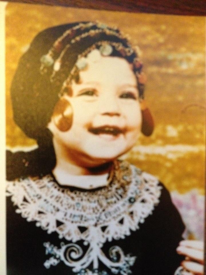 بالصور - خمنّوا هذه الطفلة أي نجمة عربية جميلة أصبحت؟!