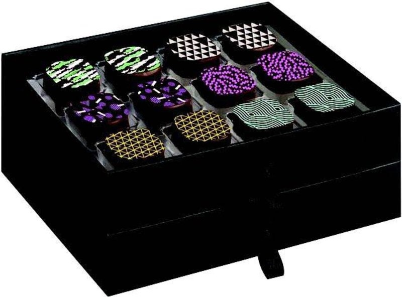 غريب جداً- عروسان يهديان مدعويهما شوكولاته بدهن العود... ثمنها لا يُصدّق!