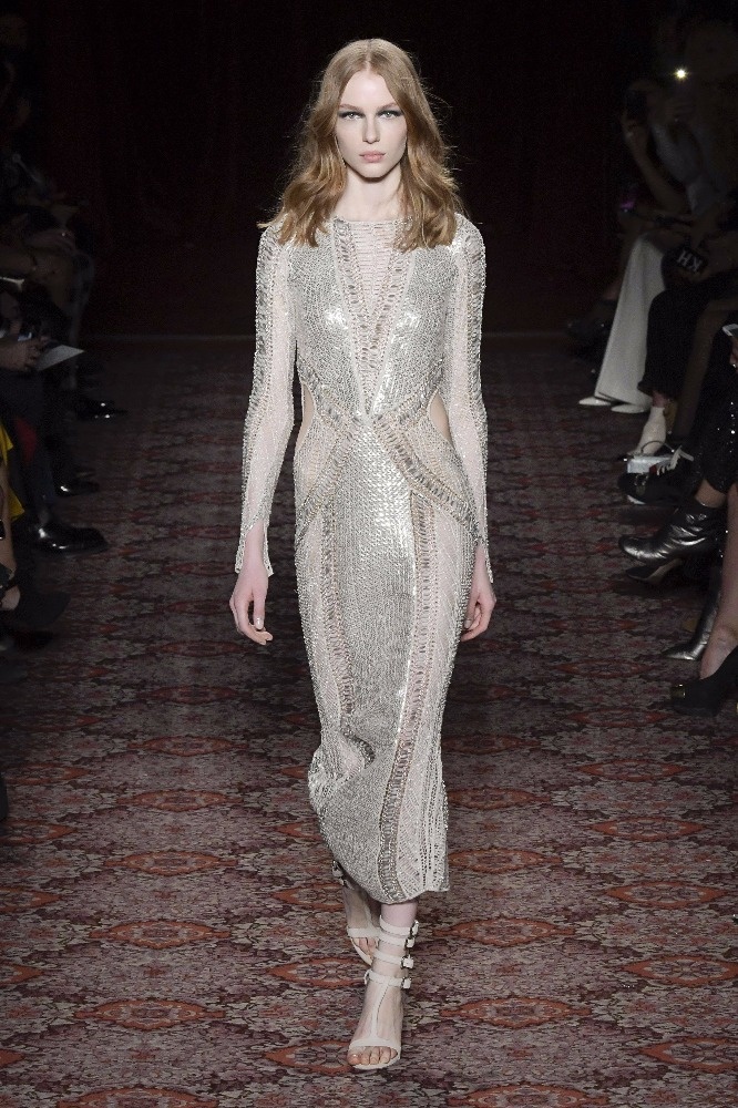 عرض Julien Macdonald لخريف 2017-2018 في أسبوع الموضة في لندن... امرأة واثقة ومثيرة