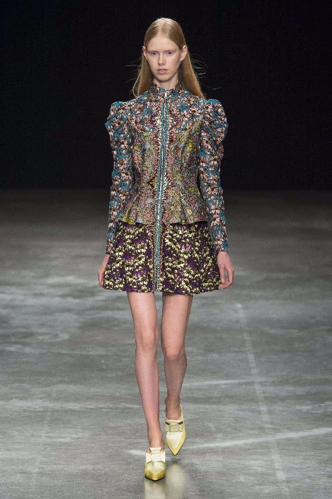 مجموعة Mary Katrantzou لخريف 2017-2018... تجمع بين مرح الإطلالة وكلاسيكيتها