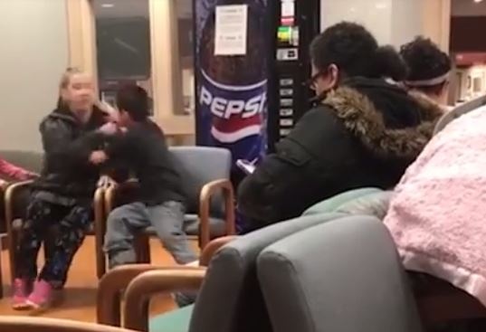 بالفيديو - طفل يضرب والدته ويشدها من شعرها.. شاهدوا وحسيته!