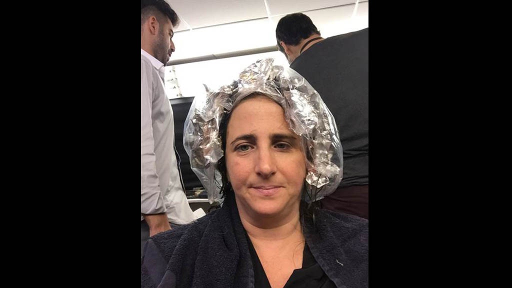 بالصور- صبغت شعرها وبعد 24 ساعة كانت الصدمة... شاهدوا كيف أصبحت أشبه بكائن فضائي!