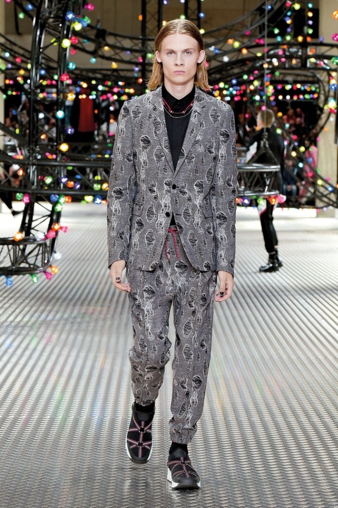 مجموعة Dior Homme لربيع/صيف 2017... رحلة لولبية في عالم الذكريات