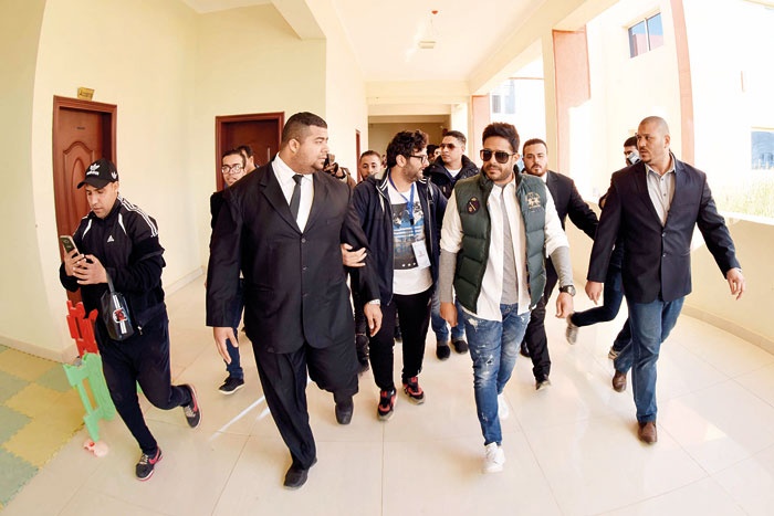 حماقي يغني للطلاب