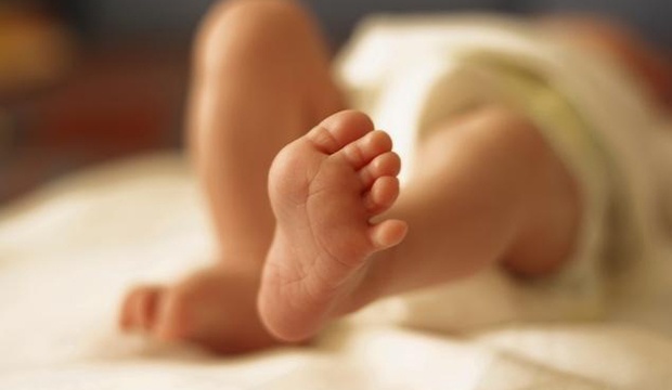 في لحظة غضب.. وقف بكل وزنه على ابنته البالغة من العمر 3 سنوات فقتلها!!