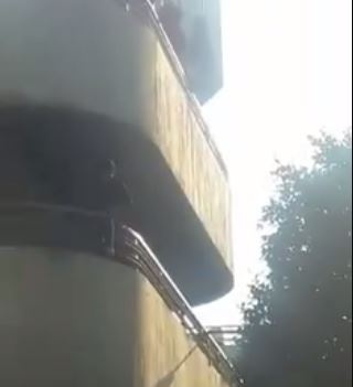 بالفيديو - لبنانية تحاول الانتحار وشاب يتهكم عليها في الشارع ويشجعها.. شاهدوا ماذا فعل؟