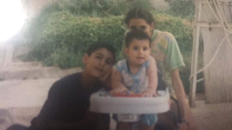 شاهدوا المنافس على لقب Arab Idol بصور حصرية مع عائلته وفي طفولته.. لن تصدقوا كيف كان!