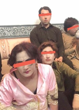 بالصور - شرطة الرياض تضبط وافدين أقاموا حفلة شواذ