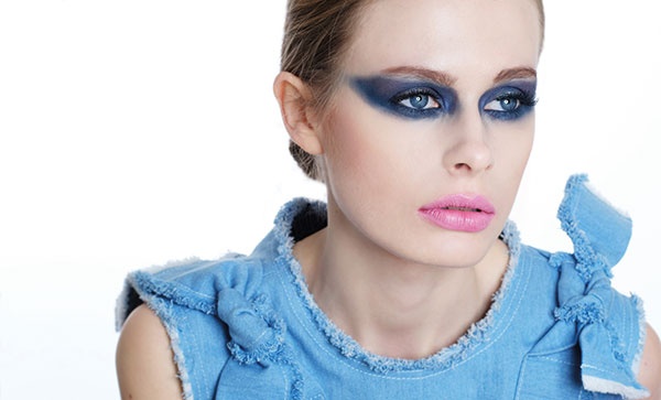 أبحري في صفاء اللون الأزرق