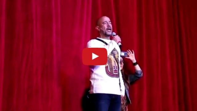 كاميرا لها من الكويت - لماذا اعتذر أشرف عبد الباقي للجمهور الكويتي؟ وما سر المشكلة التي حدثت معه هناك؟