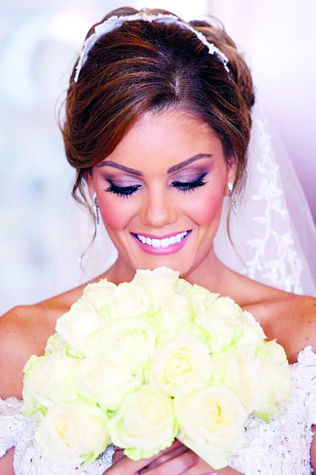 الأمل هو تلك النافذة الصغيرة التي مهما صغُر حجمها تفتح آفاقاً واسعة في الحياة.