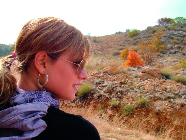 الأمل يظل حياً مع الانفتاح على جمال الحياة، ومع الترحاب بابتسامة جميلة...