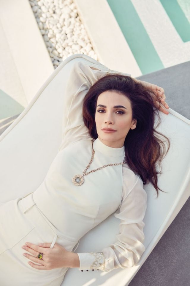 • عقد Monete من مجوهرات BVLGARI High Jewellery  مصنوع من الذهب الوردي مع ميدالية فضية (ROMA REPUBLIC- العام الثالث قبل الميلاد) والماس. وخاتم Color Treasures من مجموعة BVLGARI High Jewellery مصنوع من الذهب الوردي ومرصع بعرق اللؤلؤ، والبيريدوت والماس.