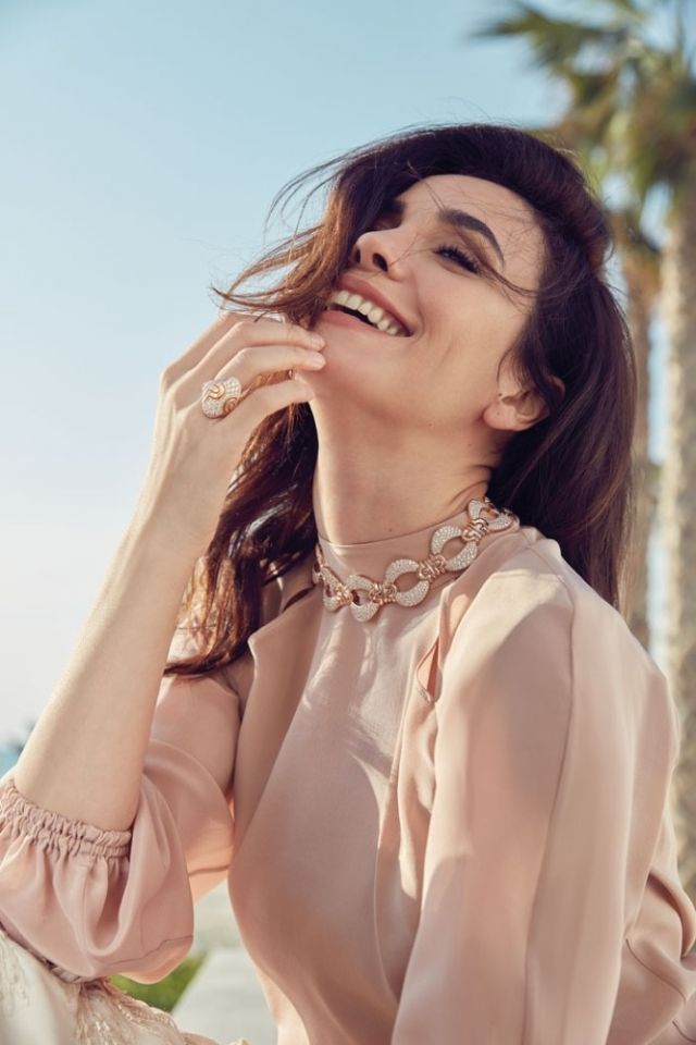 • عقد وخاتم Parentesi من مجوهرات BVLGARI High Jewellery من الذهب الوردي والماس.
