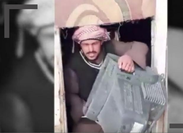 بالفيديو - يمني يعبّر عن غضبه من «آراب أيدول» بطريقة غريبة... شاهدوا ماذا فعل!