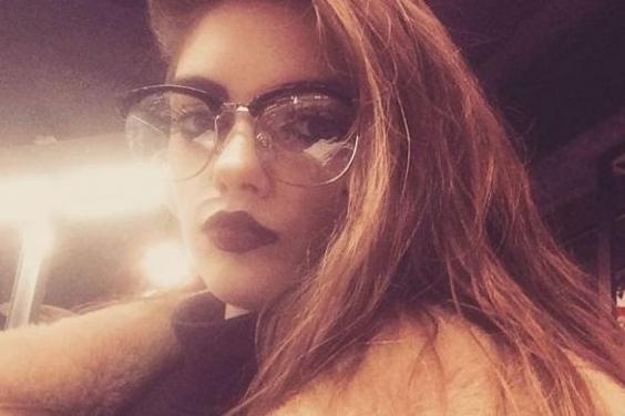 بالصور - شابة تطرد من عملها بسبب جمالها!!