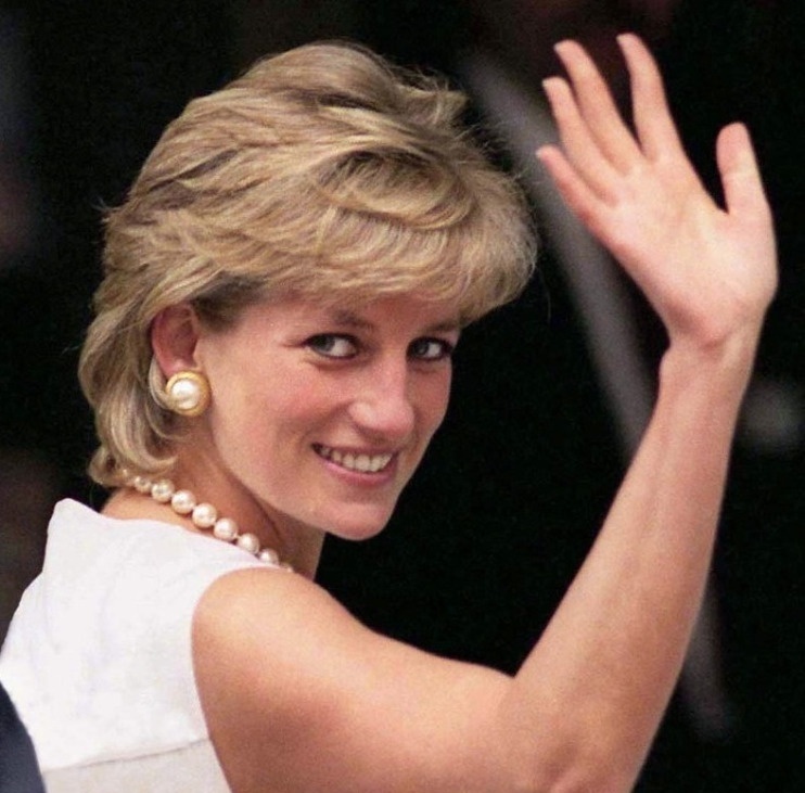 الأميرة ديانا خرقت البروتوكول الملكي مئات المرات.. ولهذا السبب رفضت ارتداء القفازات؟