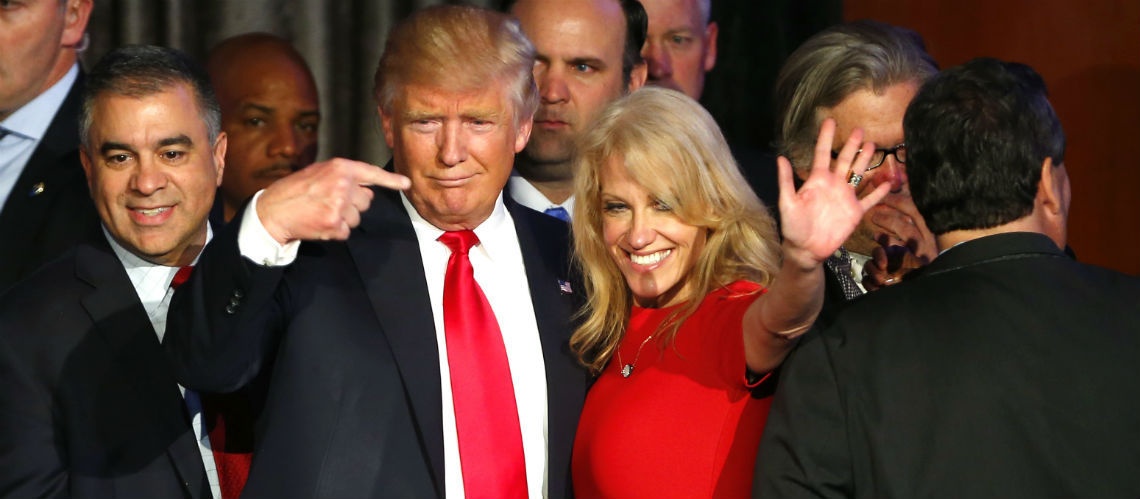 مستشارة ترامب في صورة مثيرة للحرج... هذا ما فعلته من دون أن يرفّ لها جفن!