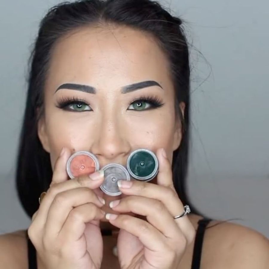 بالفيديو- هكذا تحوّلين ظلال العيون إلى أحمر شفاه... جرّبي هذه الحيلة الغريبة