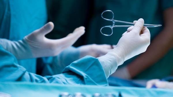 مآساة طفل سعودي فقد ذكورته بسبب طبيب مصري!