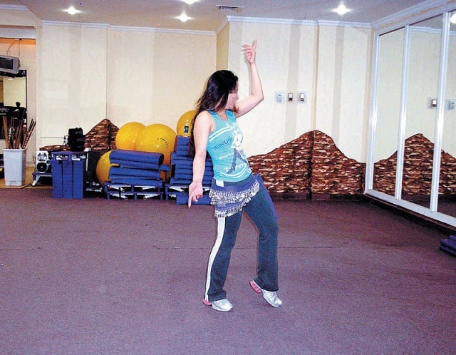 بعد سنوات من الزواج إكتشف أن زوجته تعمل راقصة.. ورد فعله لا يصدق!!