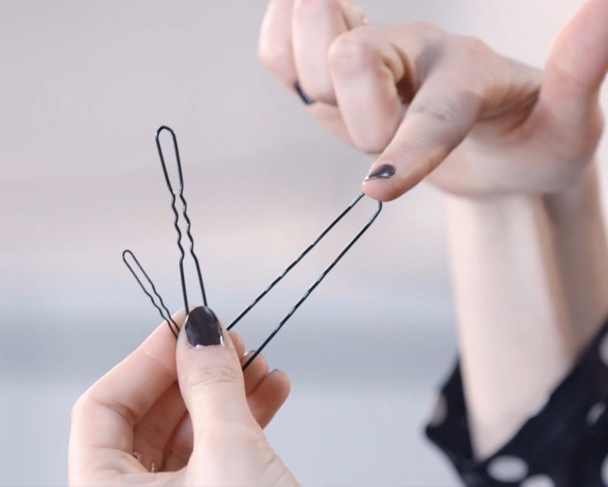 بالفيديو - شاهدي كيف استخدمت الدبابيس لتطبيق الكونتورينغ.. هكذا بدا أنفها بعد دقائق