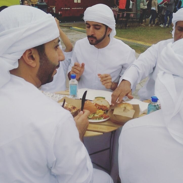 بالصور - ولي عهد دبي يتناول شطيرة برغر مطلية بالذهب وتكلفتها خيالية!