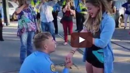 بالفيديو - ضابط يختار طريقة مميزة ليطلب يد حبيبته.. شاهدوا ماذا فعل!؟