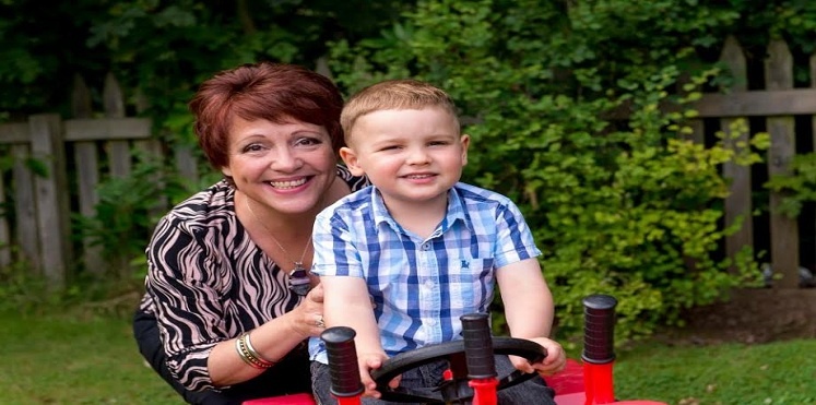 طفل يمضي يومين مع أمه المتوفاة.. هكذا حاول انقاذها!